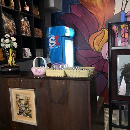 Feel Like Home Dormitory & Cafe Bangkok Exterior photo