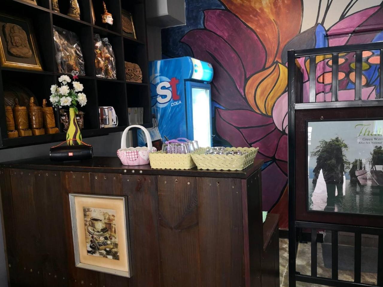 Feel Like Home Dormitory & Cafe Bangkok Exterior photo
