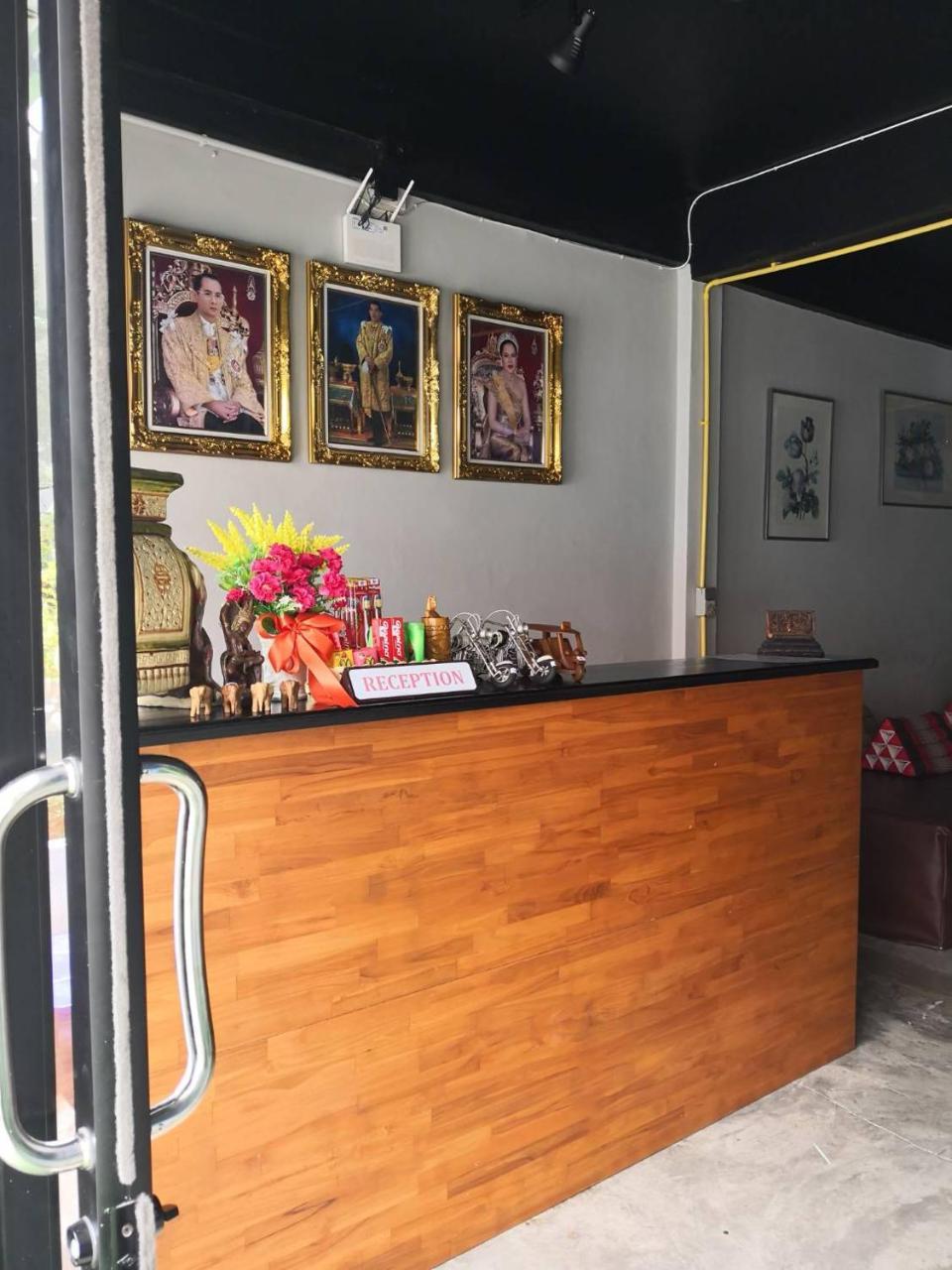 Feel Like Home Dormitory & Cafe Bangkok Exterior photo