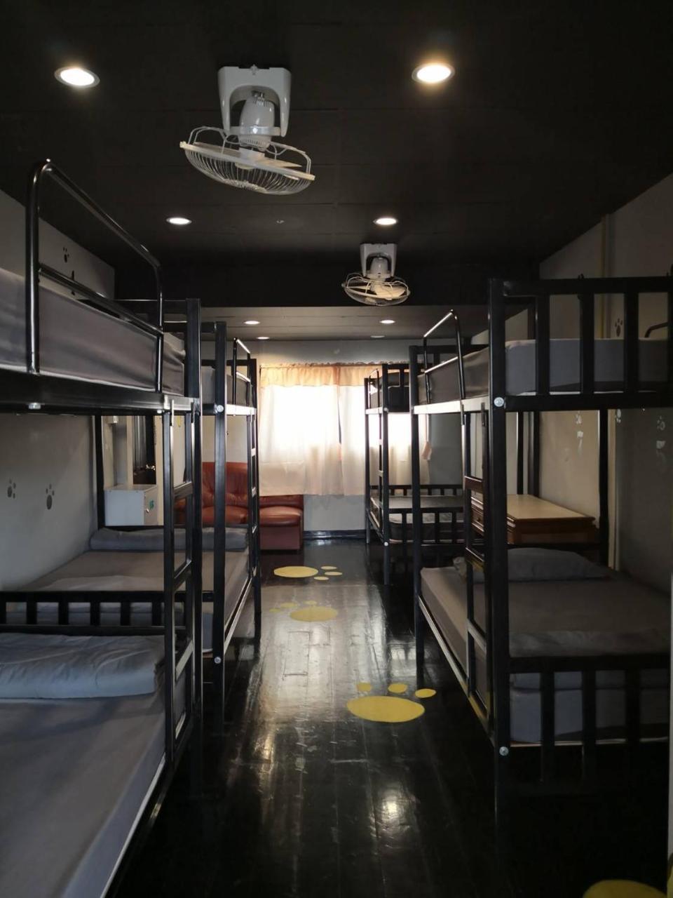Feel Like Home Dormitory & Cafe Bangkok Exterior photo