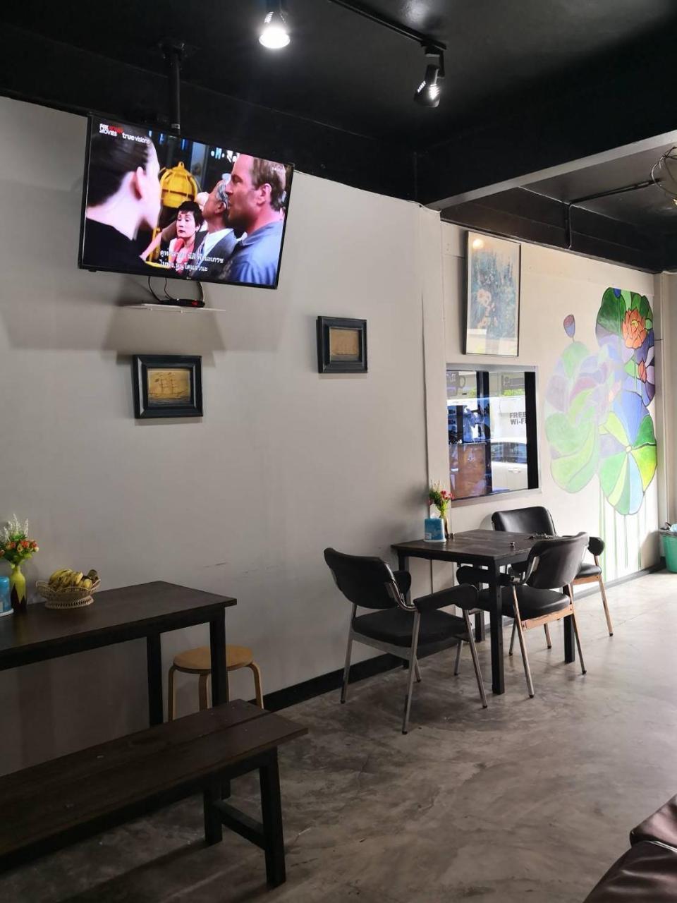 Feel Like Home Dormitory & Cafe Bangkok Exterior photo