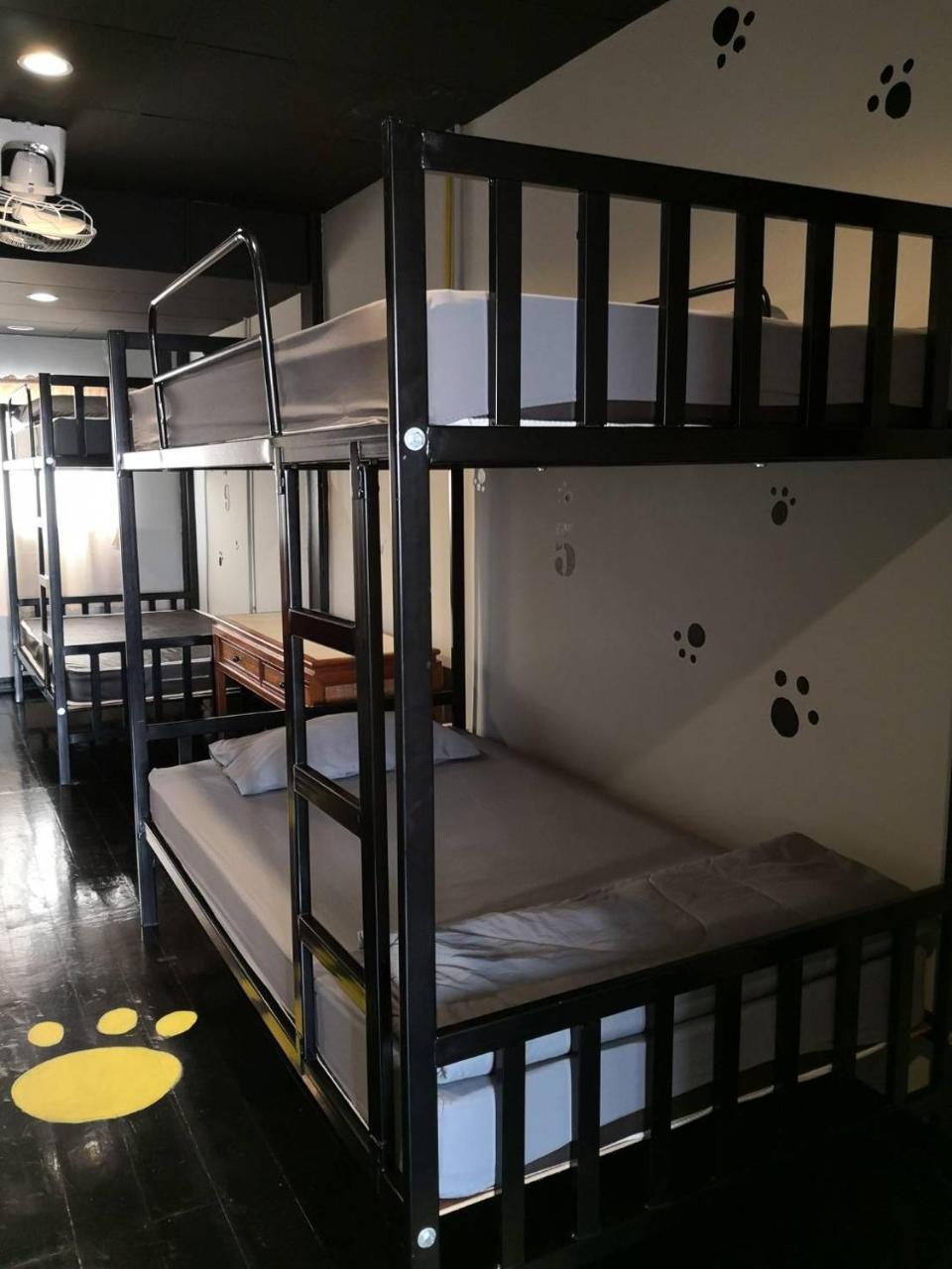 Feel Like Home Dormitory & Cafe Bangkok Exterior photo