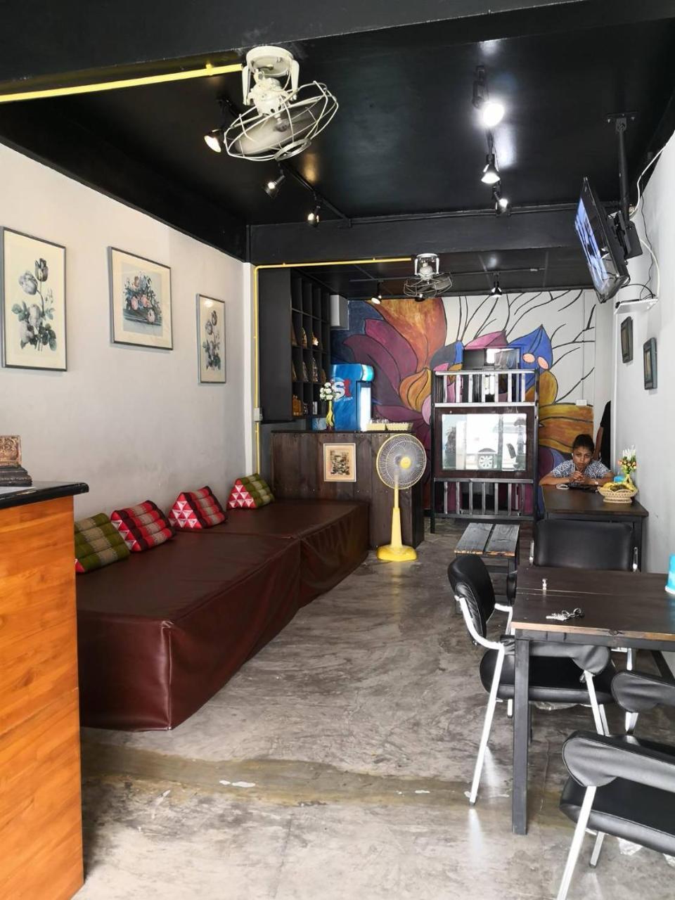 Feel Like Home Dormitory & Cafe Bangkok Exterior photo