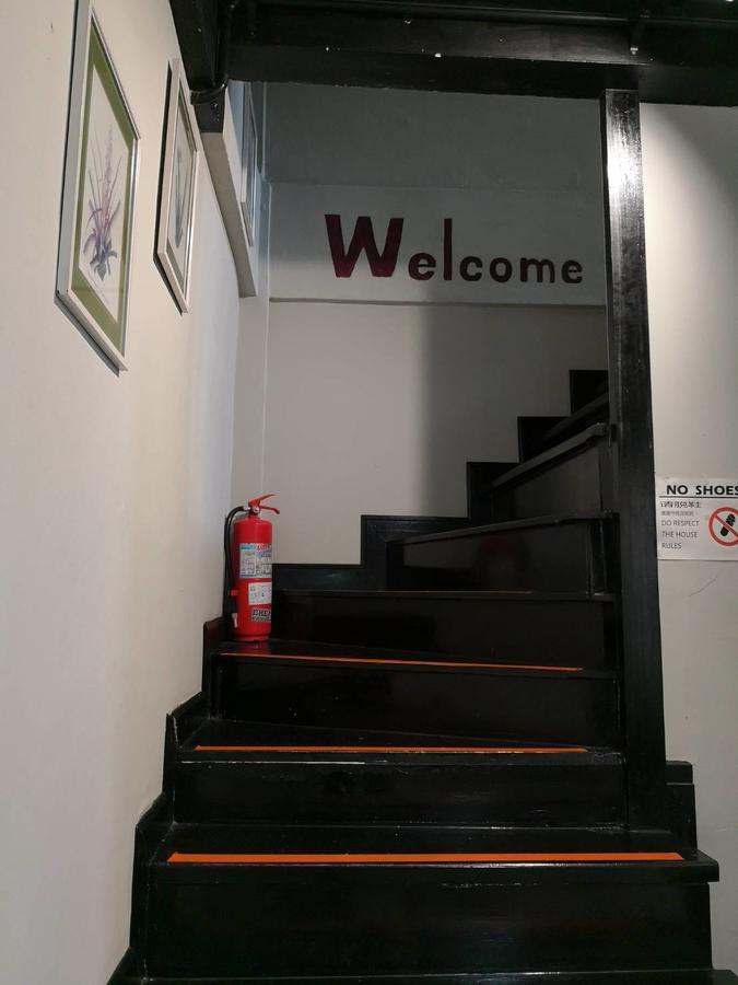 Feel Like Home Dormitory & Cafe Bangkok Exterior photo