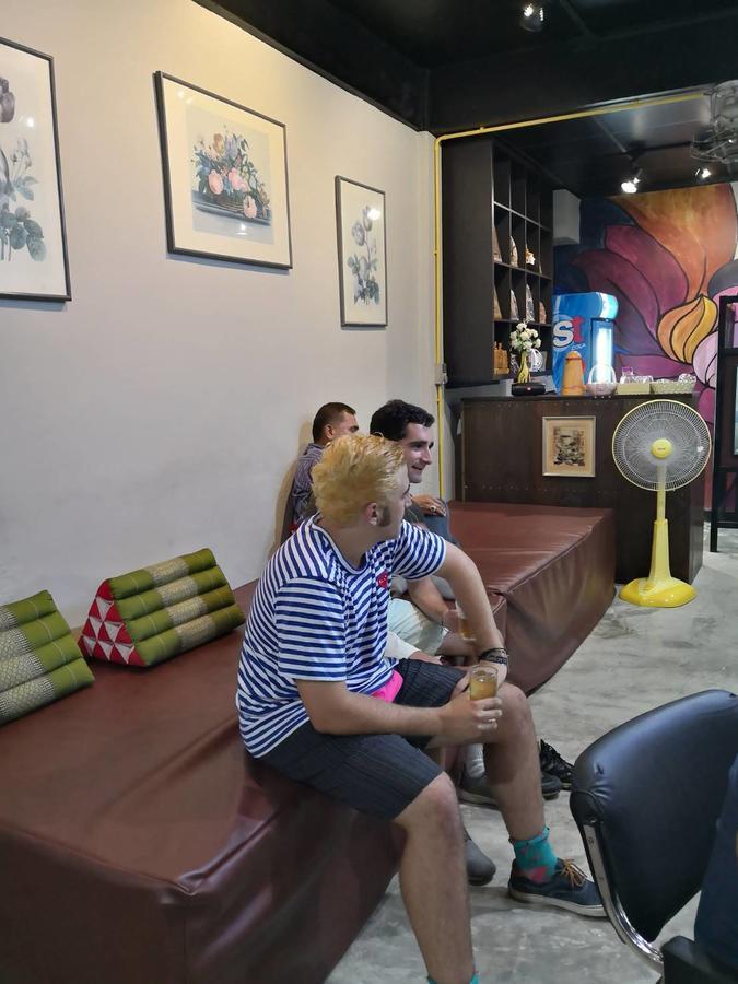Feel Like Home Dormitory & Cafe Bangkok Exterior photo