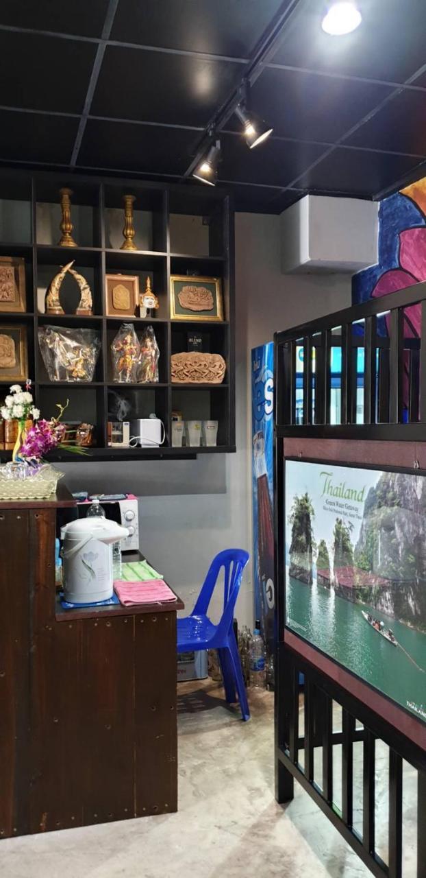 Feel Like Home Dormitory & Cafe Bangkok Exterior photo