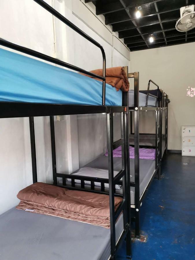 Feel Like Home Dormitory & Cafe Bangkok Exterior photo