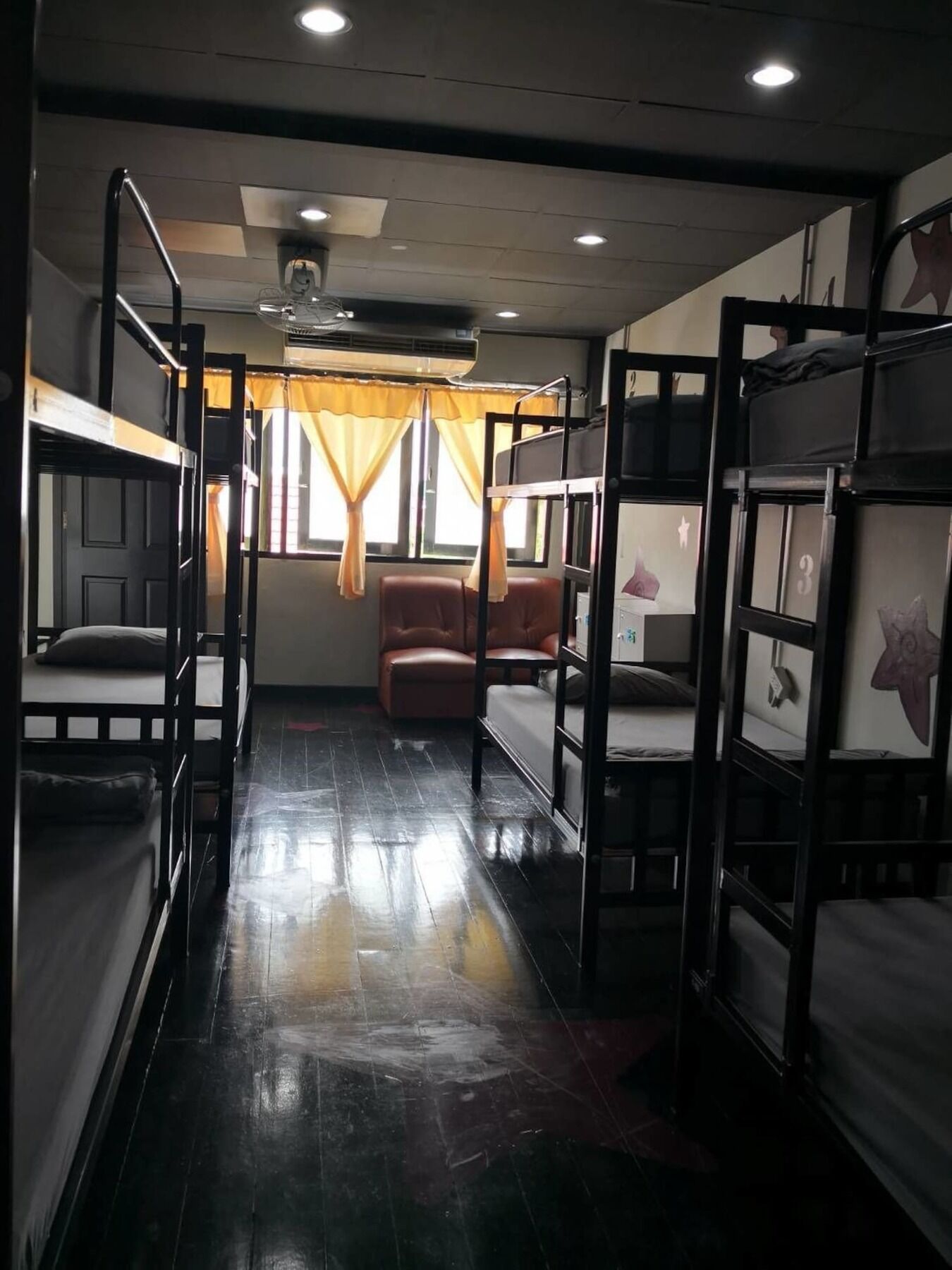 Feel Like Home Dormitory & Cafe Bangkok Exterior photo